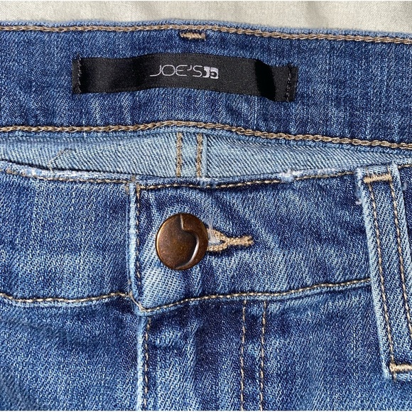 Joe’s Jeans Mid Rise Stretch Rolled Denim Shorts in Sharpay Wash Medium Wash - Picture 4 of 6